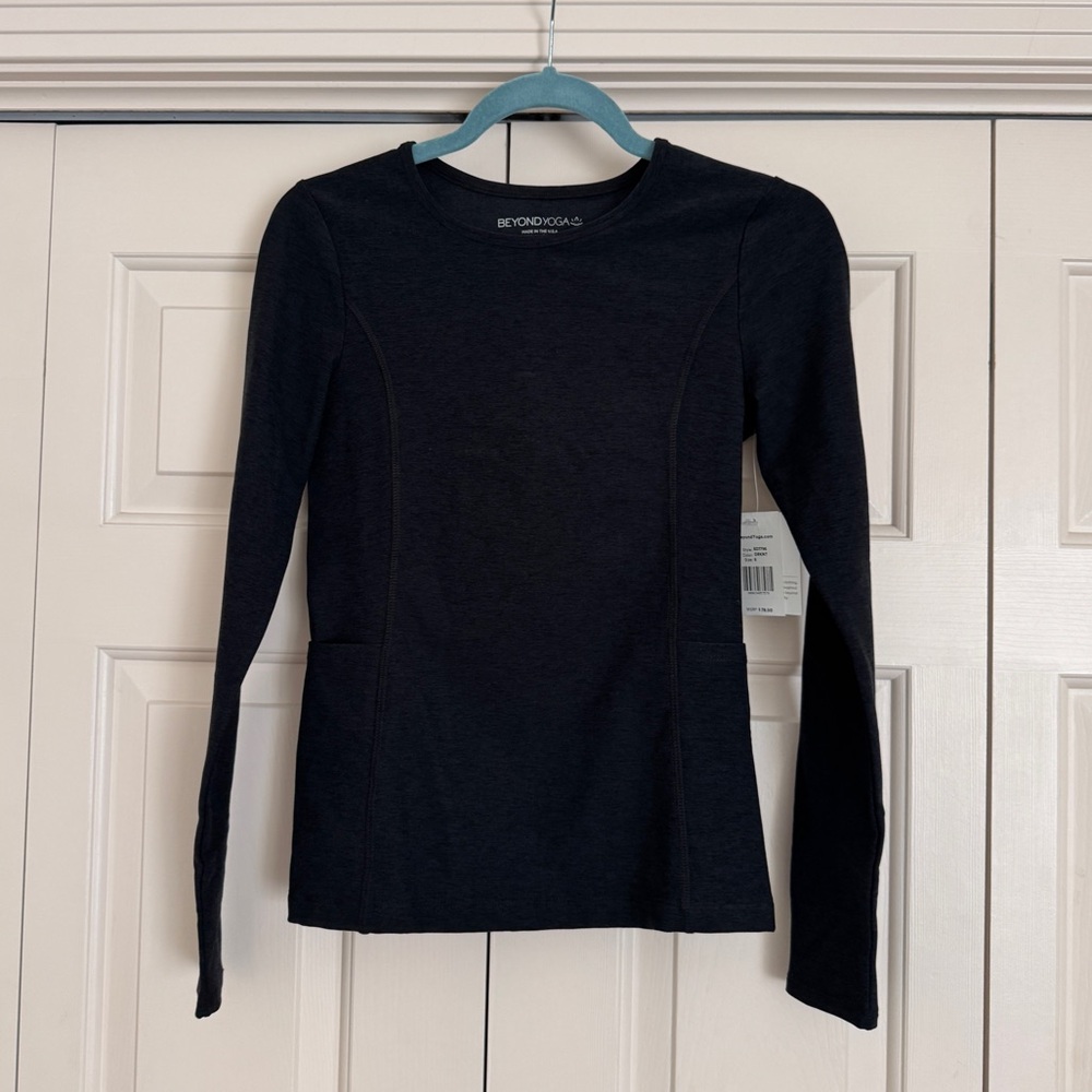 Beyond Yoga long sleeve top with side pockets small nwt